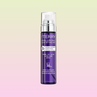 Fuktighetsgivende setting spray fra By Terry med 8 hyaluronsyrer og beskyttende ingredienser.