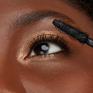 By Terry Lash Expert Twist Brush Mascara Innovativ børste for lengde og volum. Vises på modell.