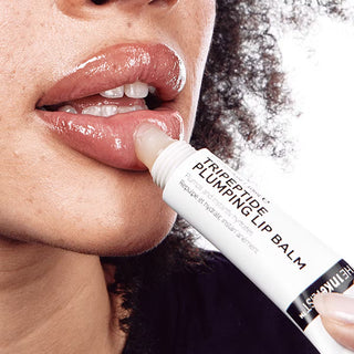 Nærbilde av The INKEY List Tripeptide Plumping Lip Balm som viser påføring