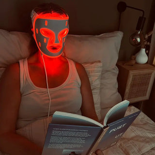 Bruk av Soma Revive LED ansiktsmaske – behandling for glød, jevnere hudtone og redusert akne.