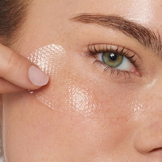 Nærbilde av By Terry Hyaluronic Flash Eye Patch som viser påføring under øynene og de glødende resultatene.