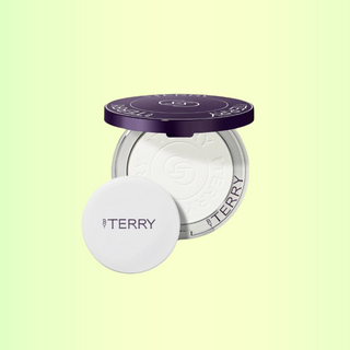 By Terry Hyaluronic Pressed Hydra-Powder gir en jevn finish og fukter med 8 hyaluronsyrer.