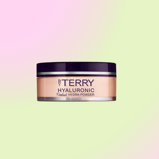 By Terry Hyaluronic Tinted Hydra-Powder i 8 nyanser som jevner ut hudtonen og gir en matt finish.