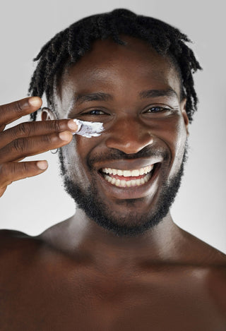 Modell med frisk og glødende hud som illustrerer resultatet av Derma Facial Express hos Ljoma Hud i Oslo.