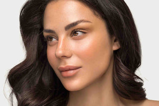 Modell med glødende hud som illustrerer resultatet av Derma Facial hos Ljoma Hud i Oslo.