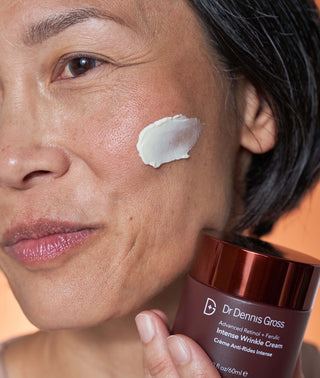 Dr. Dennis Gross Advanced Retinol + Ferulic Intense Wrinkle Cream tekstur på hud. 
