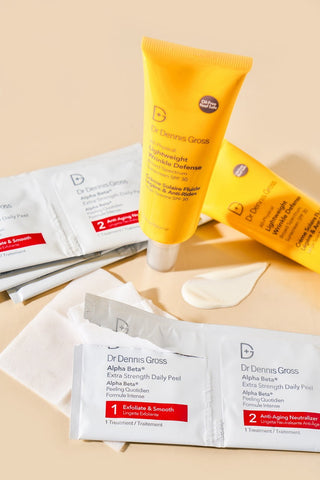 Brandingbilde av All-Physical Wrinkle Defense SPF 30 fra Dr. Dennis Gross, med fokus på produktets emballasje.