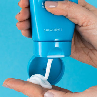 Dr. Dennis Gross Hyaluronic Marine Meltaway Cleanser klemmes ut fra flaske. 
