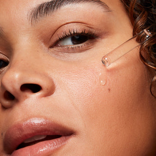 Hydrating B5 Gel binder fuktighet i huden og gir et mykt og smidig utseende.