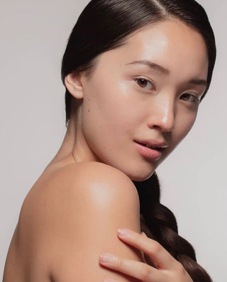 Modell viser hvordan huden blir med Genosys Blemish cushion 