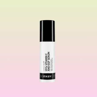 Inkey 15% Vitamin C and EGF Serum lysner huden, jevner ut hudtonen og stimulerer kollagenproduksjonen.