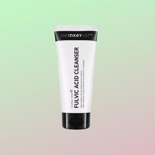 Fulvic Acid Cleanser fra The Inkey List, eksfolierer huden og etterlater en klarere og sunnere hudtone.