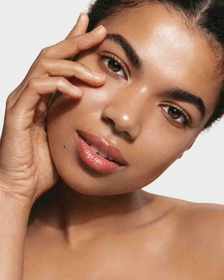 Modell for Carbon Peel Laser Pro-behandling hos Ljoma Hud i Oslo for jevnere hudtone, mindre porer og glød.