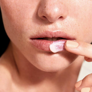 By Terry lip balm med ceramider og antioksidanter.