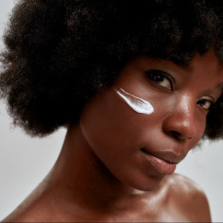 Modell med frisk og glødende hud som illustrerer resultatet av Ljoma Glow kjemisk peel hos Ljoma Hud i Oslo.