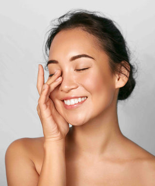 Modell med jevn, glødende hud som illustrerer resultatet av Microneedling LUX med eksosomer hos Ljoma Hud i Oslo.