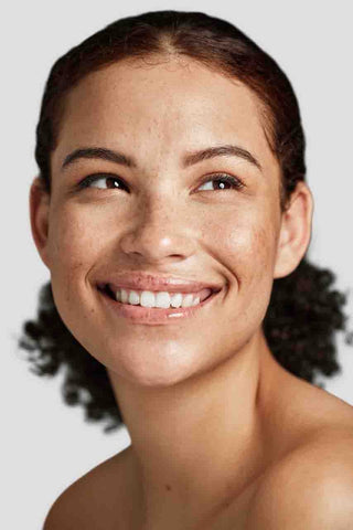 Modell med jevn og strålende hud som illustrerer resultatet av Microneedling Pro med mesoterapi hos Ljoma Hud i Oslo.