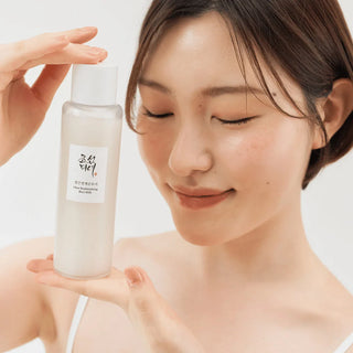 Lett og fuktgivende toner fra Beauty Of Joseon med risekstrakt og kaolin – gir glød og reduserer overflødig talg.