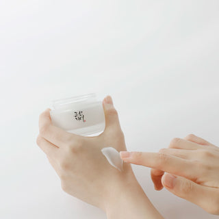 Person som påfører Beauty Of Joseon Dynasty Cream for glød og jevn hudtone