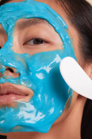 Fuktighetsgivende peel-off maske med hyaluronsyre og algeekstrakt for jevnere hud.