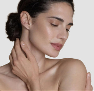 Modell med jevn og fuktet hud som illustrerer resultatet av Profhilo-behandling hos Ljoma Hud i Oslo.