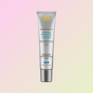 Flaske med SkinCeuticals Advanced Brightening UV Defense SPF 50 solkrem