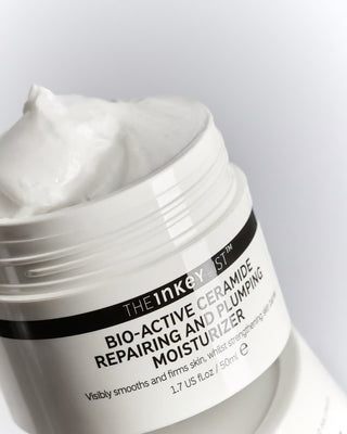 Nærbilde av The INKEY List Bio-Active Ceramide Repair & Plump Moisturizer som viser kremens tekstur og emballasjedesign.