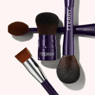 By Terry Dual-Ended Liquid & Powder Brush med fluffy og presis børste.