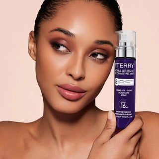 By Terry Hyaluronic Glow Setting Mist med hyaluronsyre og Camellia Japonica for glød og fuktighet.